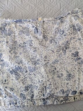 Karen Scott White and Navy Floral Printed Skort With Pockets Zip And Button